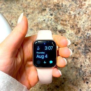 Series 5 Apple Watch rose gold